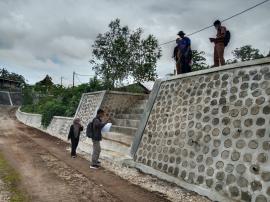 PEMBANGUNAN TALUD DI PUCANGANOM B, SELESAI DIOPNAME